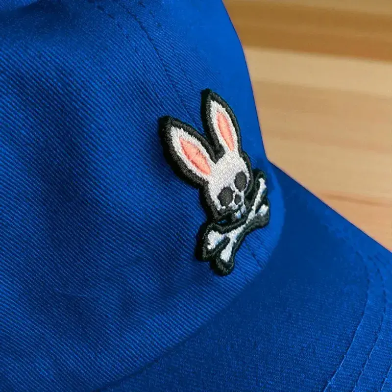 azul-rey-conejo-malo-2